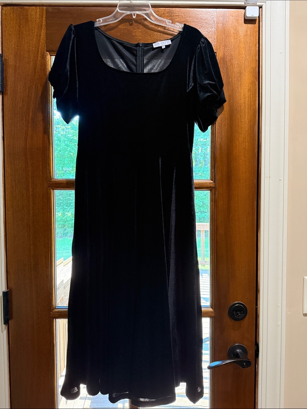 Ivy City Co Black Velvet Puff-Sleeve Midi Dress